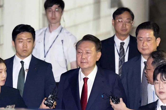 Foto arsip ini menunjukkan mantan Presiden Korea Selatan Yoon Suk-yeol setelah sebuah sidang di Seoul, Korea Selatan, Rabu, 9 Juli 2025