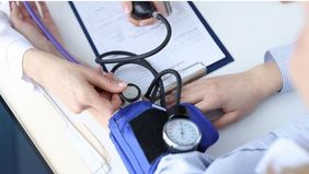 Hipertensi, atau tekanan darah tinggi, adalah kondisi medis yang sering kali tidak menimbulkan gejala namun bisa meningkatkan risiko penyakit jantung, stroke, dan masalah kesehatan lainnya.