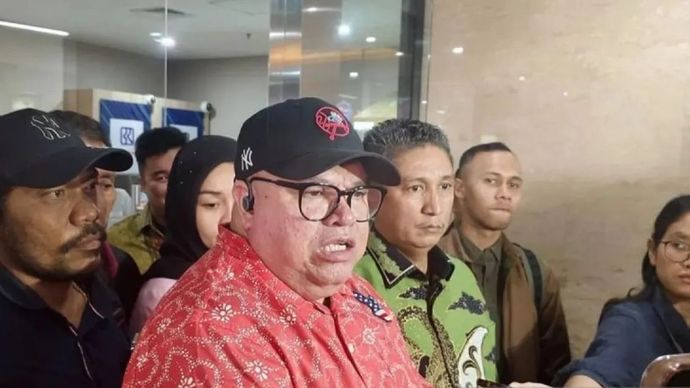 Tersangka kasus dugaan pencemaran nama baik, pengacara Razman Arif Nasution, berbicara dengan awak media di Gedung Bareskrim Polri, Jakarta, Senin, 4 Juni 2024.
