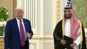 Presiden Amerika Serikat, Donald Trump, mengamankan kesepakatan investasi senilai US$ 600 miliar dari Arab Saudi saat memulai kunjungannya ke wilayah Teluk pada Selasa, 13 Mei 2025.