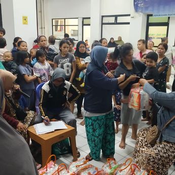 BPBD DKI Salurkan Bantuan Logistik untuk Pengungsi Banjir di Jakarta Utara