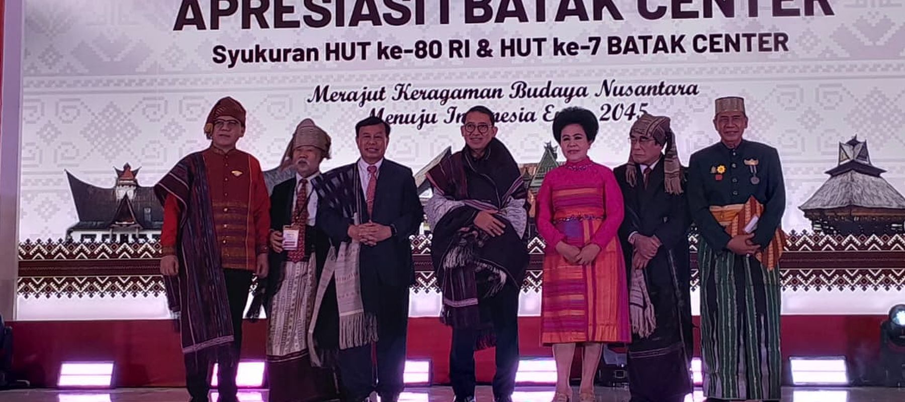 Momen Nurdin Tampubolon Berikan Ulos Kehormatan untuk Fadli Zon di HUT Batak Center 