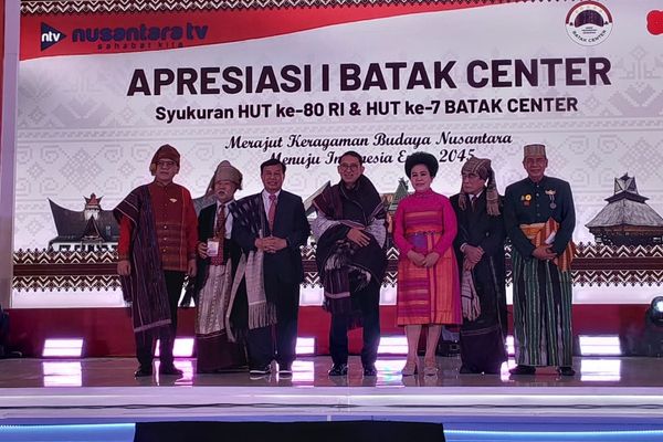 Momen Nurdin Tampubolon Berikan Ulos Kehormatan untuk Fadli Zon di HUT Batak Center 