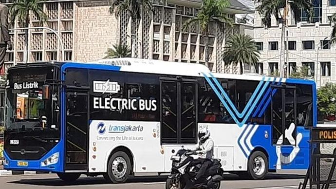 Ilustrasi - Bus Transjakarta melintasi Jalan Medan Merdeka Selatan, Jakarta Pusat.  (ANTARA/Lia Wanadriani Santosa).