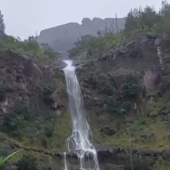 Air Terjun Dadakan Muncul di Gunung Agung Bali