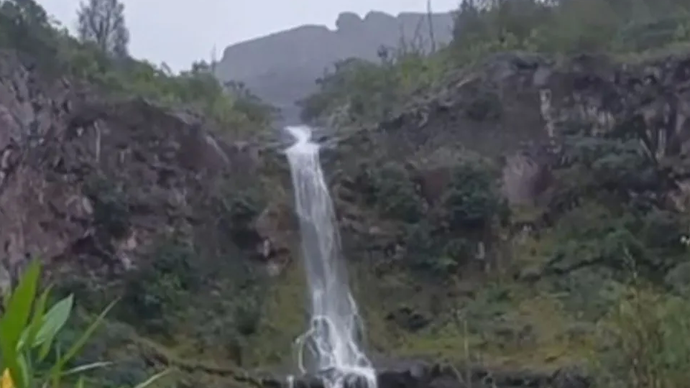  Air terjun dadakan muncul di lereng Gunung Agung salah satunya pada ketinggian sekitar 2.100 meter di atas permukaan laut akibat hujan lebat melanda kawasan itu di Kabupaten Karangasem, Bali, Selasa (9/12/2024).