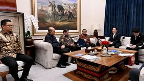 residen Republik Indonesia Prabowo Subianto menerima kunjungan Utusan Khusus Perdana Menteri Jepang, yang juga mantan Perdana Menteri Jepang, Fumio Kishida, beserta delegasi di kediamannya di Kertanegara