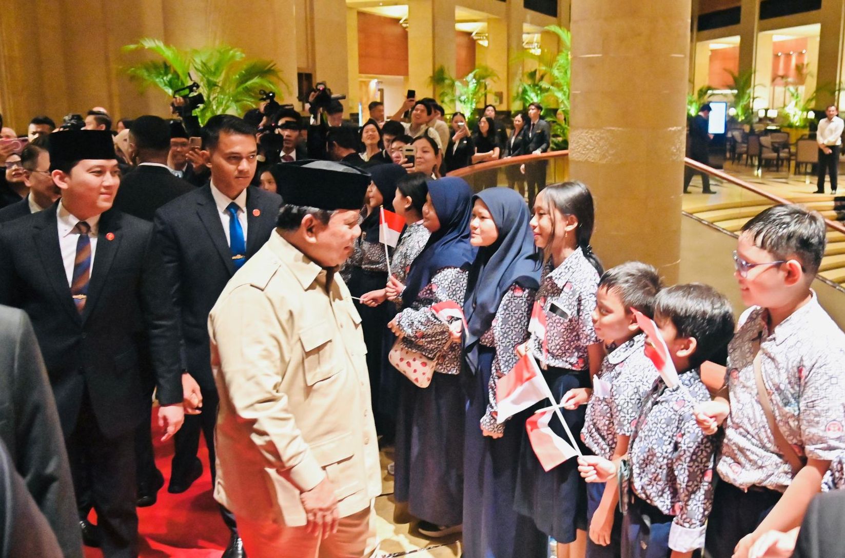 Warga dan Pelajar Indonesia di Singapura Antusias Sambut Kedatangan Presiden Prabowo <b>(Sekretariat Presiden)</b>