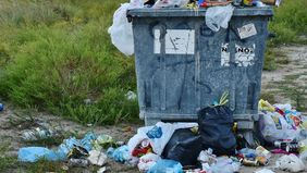 Perayaan Hari Ulang Tahun (HUT) ke-80 Kemerdekaan Republik Indonesia di Jakarta, meninggalkan tumpukan sampah dalam jumlah besar.