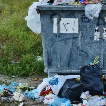 79 Ton Sampah Diangkut Usai Pesta Rakyat HUT ke-80 RI di Jakarta