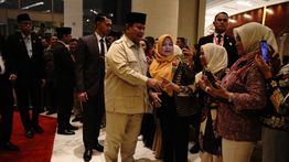 35 Tahun di Perantauan, WNI Asal Lampung Menangis Haru Bertemu Prabowo