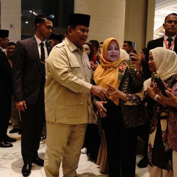 35 Tahun di Perantauan, WNI Asal Lampung Menangis Haru Bertemu Prabowo