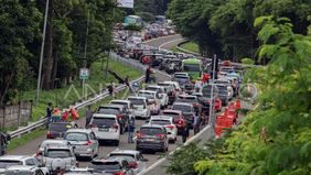 Kepadatan kendaraan kembali terjadi di Jalan Raya Puncak, Ciawi, Kabupaten Bogor, Jawa Barat, sebagai dampak tingginya volume kendaraan yang menuju kawasan wisata Puncak.

