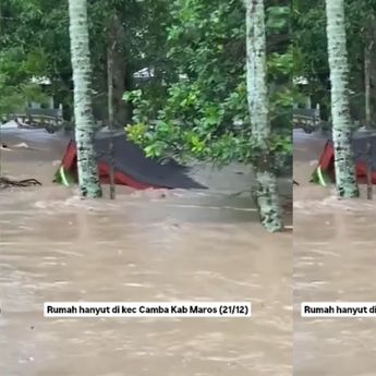 Terekam Detik-detik Rumah Hanyut Terseret Banjir di Camba Maros