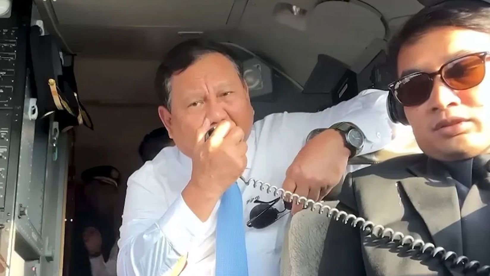 Presiden Republik Indonesia, Prabowo Subianto, menyapa pilot pesawat tempur Yordania melalui saluran komunikasi radio  <b>(Antara)</b>