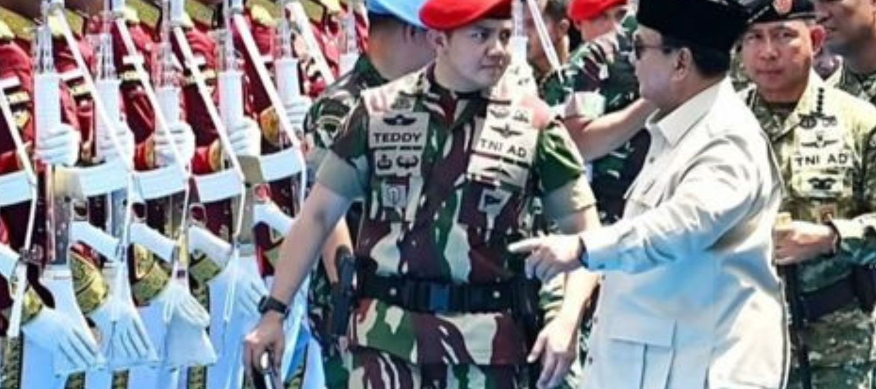 Presiden Prabowo bersama Seskab Teddy