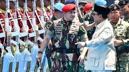 10 Bulan Jadi Seskab, Ini Penampilan Letkol Teddy saat Pakai Seragam Kopassus Lagi