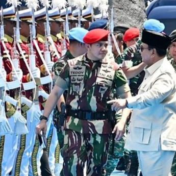 10 Bulan Jadi Seskab, Ini Penampilan Letkol Teddy saat Pakai Seragam Kopassus Lagi