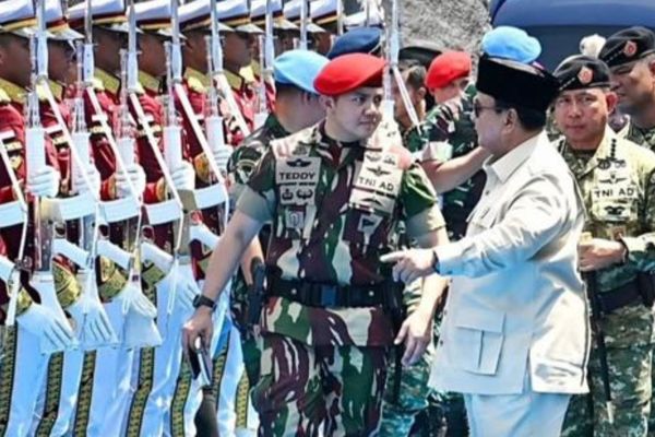 Seskab Teddy Pakai Seragam TNI saat di Upacara Gelar Pasukan Operasional dan Kehormatan Militer