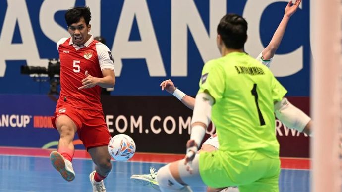Pemain Timnas futsal Indonesia Israr Megantara (kiri) menendang bola ke arah gawang Timnas futsal Iran saat pertandingan final AFC Futsal Asian Cup 2026 di Indonesia Arena, Senayan, Jakarta, Sabtu (7/2/2026). ANTARA FOTO/Bayu Pratama S/fzn/agr