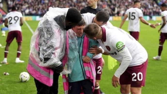 Ball boy Crystal Palace nyaris celaka tertimpa papan iklan yang rubuh akibat selebrasi fans West Ham, Sabtu (24/8/2024).