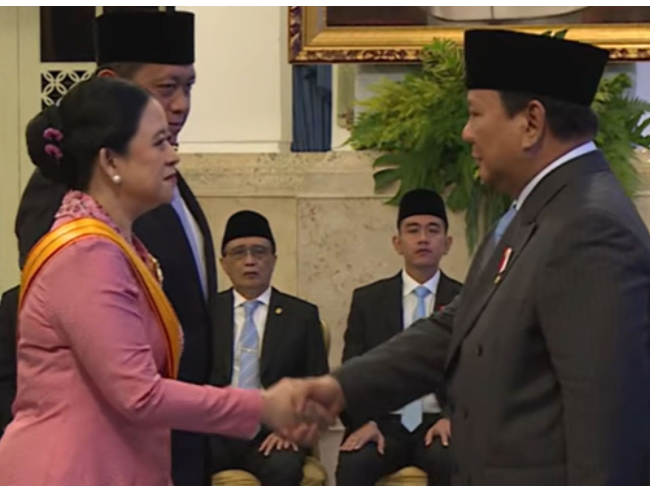 Presiden Prabowo memberikan tanda jasa ke Ketua DPR RI Puan Maharani <b>(Youtube Sekretariat Presiden)</b>