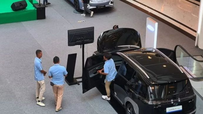 Pengunjung melihat mobil listrik yang dipamerkan di Living World Alam Sutera di Tangerang Selatan, Banten.