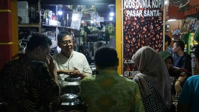 Suradi, pemilik Dunia Kopi di Pasar Santa