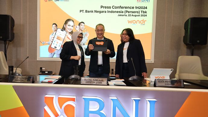 Direktur Utama BNI Royke Tumilaar (tengah), Direktur Finance BNI Novita Widya Anggraini (kanan), dan Direktur Retail Banking BNI Corina Leyla Karnalies (kiri) pada Paparan Kinerja Semester I-2024