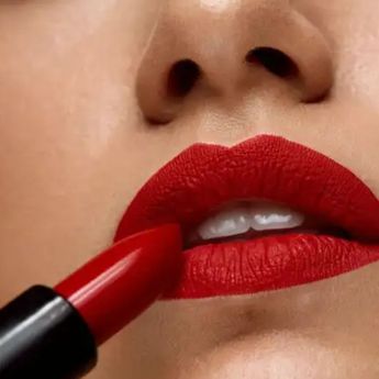 Viral PNS Dipecat Gegara Pakai Lipstik Warna Merah, Kok Bisa?