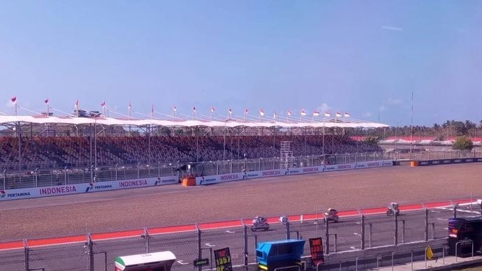 Para pembalap Moto3 menjalani sesi free practice 1 (FP1) di Pertamina Mandalika International Circuit, Kabupaten Lombok Tengah, Nusa Tenggara Barat (NTB)