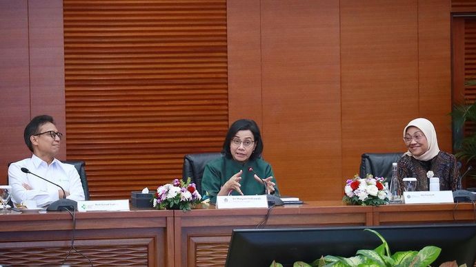 Menteri Keungan Sri Mulyani bersama Menkes Budi Gunadi Sadikin, Menteri Ketenagakerjaan Ida Fauziyah (Instagram @smindrawati).