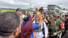 Sebanyak sembilan personel polisi wanita (Polwan) dari Operasi Damai Cartenz-2025 dilibatkan dalam pengamanan VVIP kunjungan Menteri Pertahanan RI Letjen TNI (Purn.) Sjafrie Sjamsoeddin, M.B.A., dan Menteri Keuangan RI Sri Mulyani Indrawati, S.E., M.