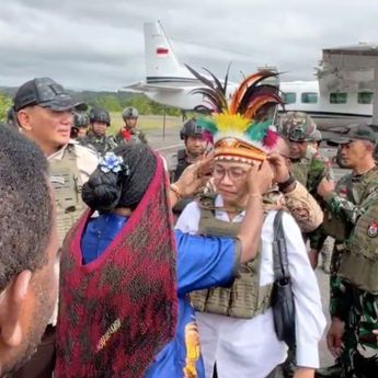 Sri Mulyani dan Sjafrie Kunjungi Nduga, Polwan Ops Damai Cartenz Dilibatkan saat Pengamanan