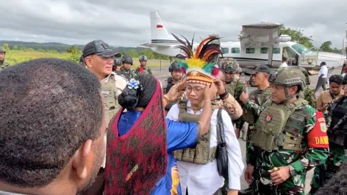 Menteri Pertahanan RI Letjen TNI (Purn.) Sjafrie Sjamsoeddin, M.B.A., dan Menteri Keuangan RI Sri Mulyani Indrawati, S.E.