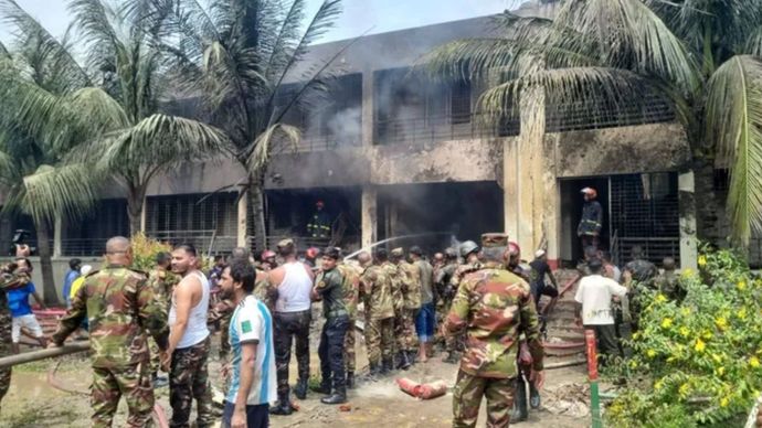 Sebuah pesawat milik Angkatan Udara Bangladesh jatuh dan menimpa area kampus di ibu kota Dhaka 
