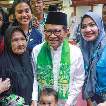 Pramono Salurkan Bansos ke 56.351 Penerima Baru di Jakarta