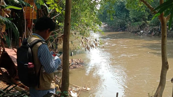 Pengecekan status mutu air sungai di Jakarta