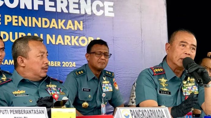 Panglima Komando Armada RI Laksamana Madya TNI Denih Hendrata (kanan) saat jumpa pers di Markas Komando Koarmada RI, Jakarta, Kamis (19/9/2024). 