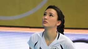 Selain jago voli, Sabina Altynbekova yang berparas cantik juga gemar menembak.  