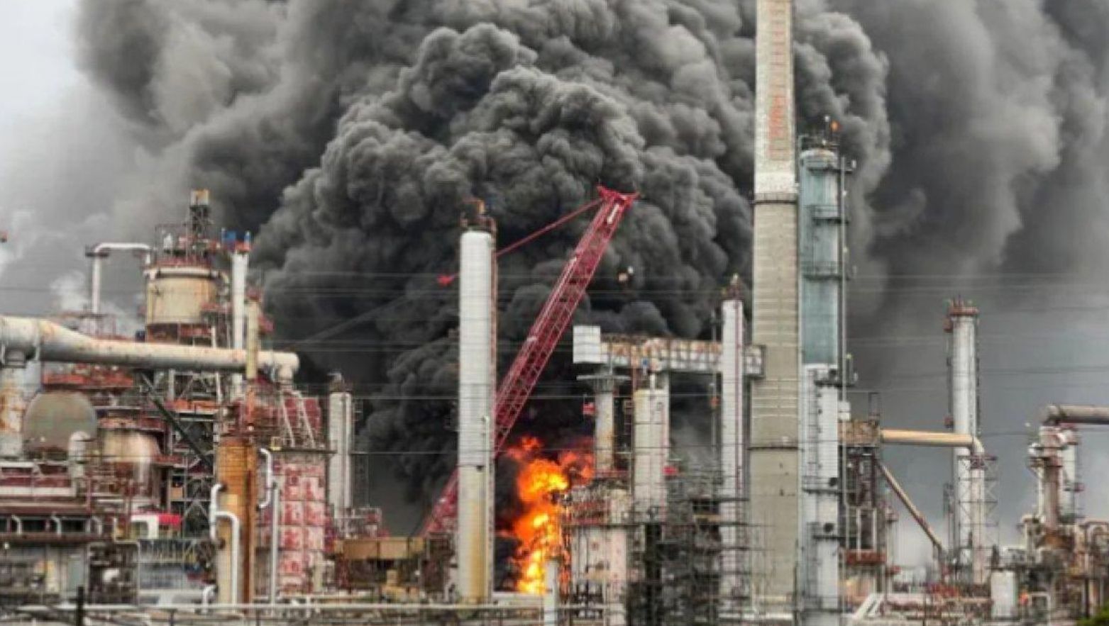 Kilang Minyak Vital di Matinez California AS Terbakar Hebat <b>(ABCnews)</b>