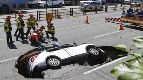 Sebuah lubang besar atau sinkhole atau sinkhole tiba-tiba muncul di jalan raya Seoul, ibu kota Korea Selatan,