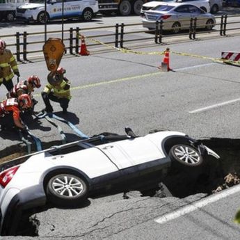 Setelah Muncul di Malaysia, Sinkhole Tiba-tiba Jebloskan Mobi di Korsel