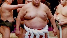 Akebono Taro merupakan yokozuna pertama yang meraih gelar juara paling bergengsi di Jepang.