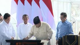 Presiden Prabowo Subianto meninjau area smelter di kawasan PT Freeport Indonesia (PTFI) sekaligus meresmikan produksi pemurnian logam mulia atau precious metal refinery (PMR) terintegrasi terbesar dunia di Gresik, Jawa Timur, Senin, 17 Maret 2025.