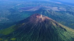 Sebuah video yang memperlihatkan seseorang, diduga warga negara asing (WNA), menggunakan paralayang saat turun dari puncak Gunung Agung di Karangasem, Bali