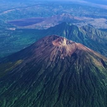 Viral Bule Turun Pakai Paralayang dari Puncak Gunung Gede Bali