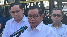 Gubernur DKI Jakarta, Pramono Anung meninjau lokasi kebakaran Pasar Induk Kramat Jati, Jakarta Timur, pada Selasa, 16 Desember 2025.