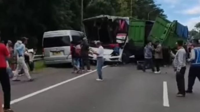 Kecelakaan Beruntun di Tol Cipularang KM 97