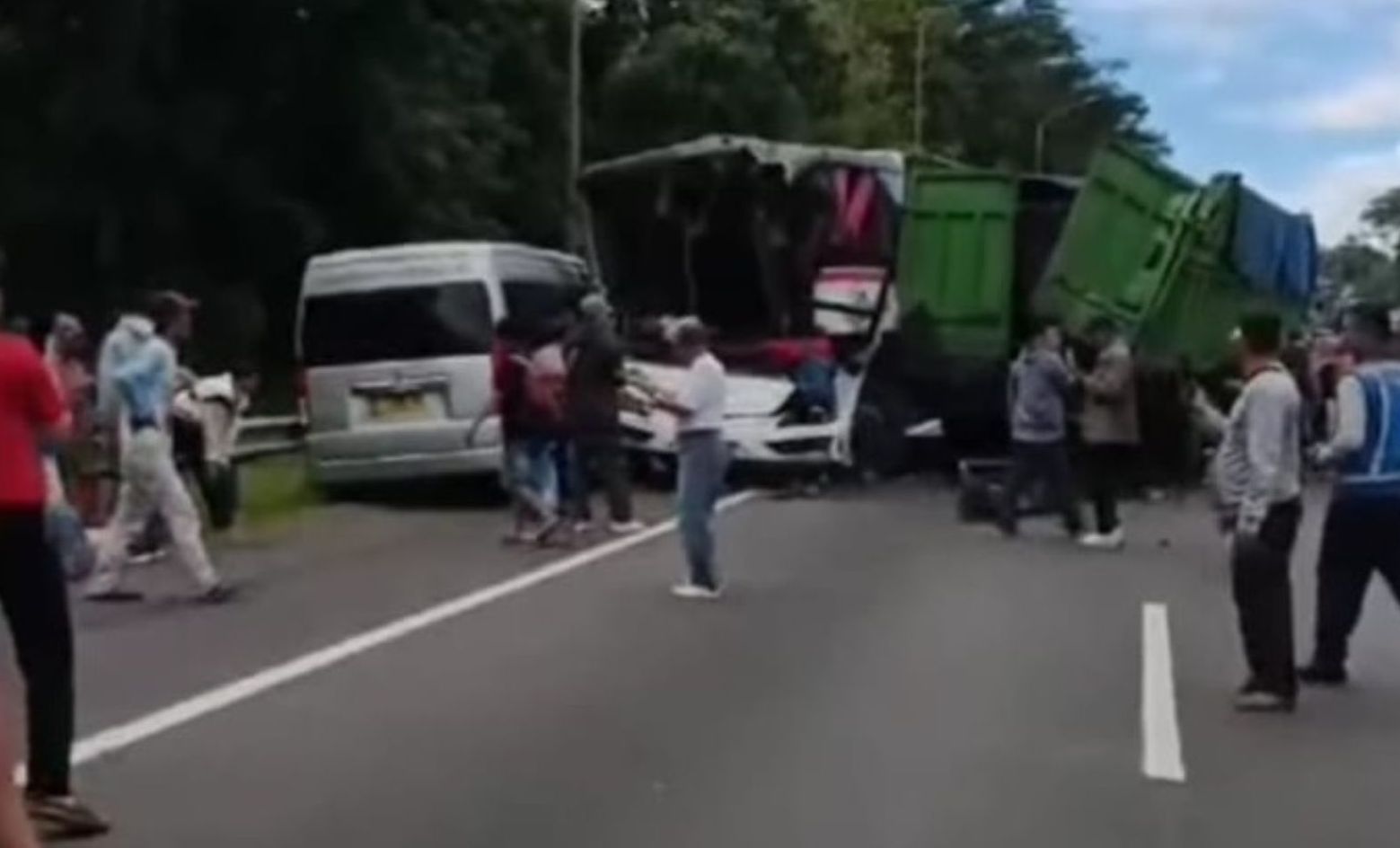 Kecelakaan Beruntun di Tol Cipularang KM 97 <b>(Tangkapan Layar)</b>